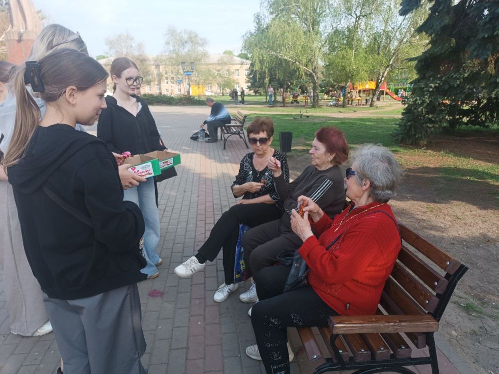 В преддверии Дня Победы активная кировская молодежь еще раз напомнила окружающим о нашей истории, о великом подвиге Советской армии и о главном символе этого праздника – Георгиевской ленте В преддверии Дня Победы активная кировская молодежь еще раз напомнила окружающим о нашей истории, о великом подвиге Советской армии и о главном символе этого праздника – Георгиевской ленте