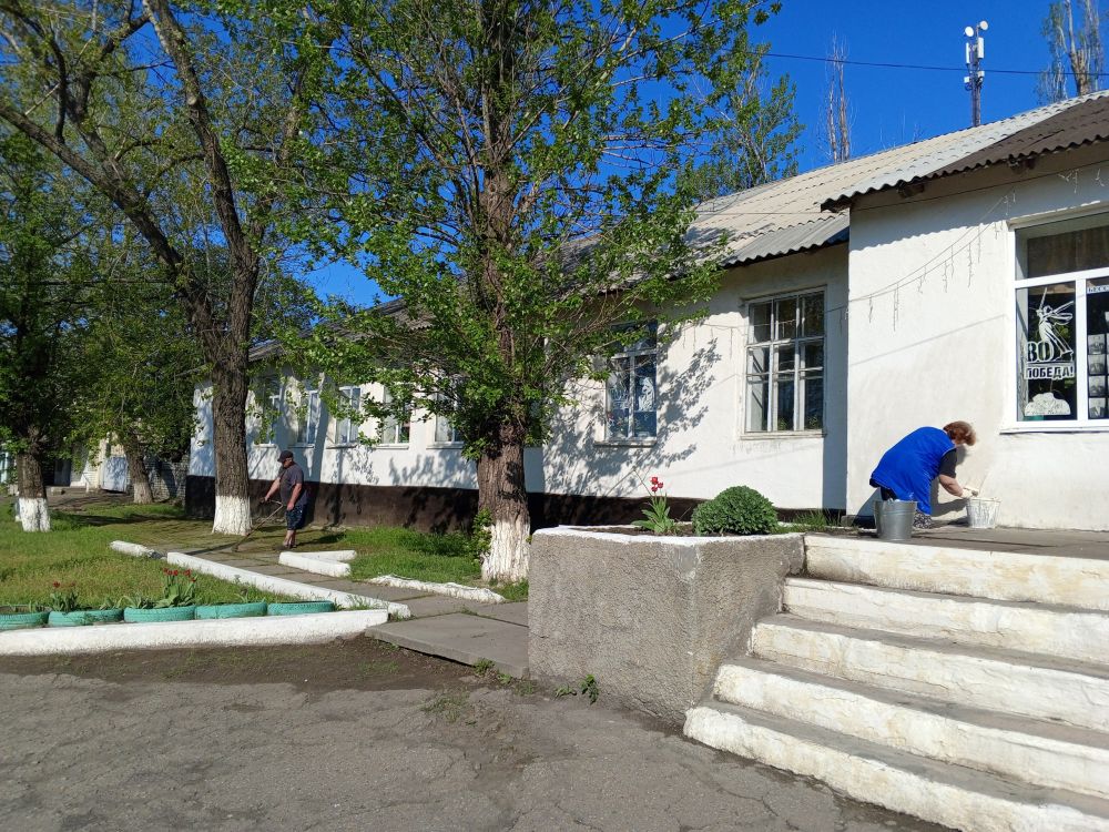 В пгт Нагольно - Тарасовка провели субботник, в котором приняли участие работники ДК, библиотеки, сотрудники отдела жизнеобеспечения пгт Нагольно - Тарасовка В пгт Нагольно - Тарасовка провели субботник, в котором приняли участие работники ДК, библиотеки, сотрудники отдела жизнеобеспечения пгт Нагольно - Тарасовка