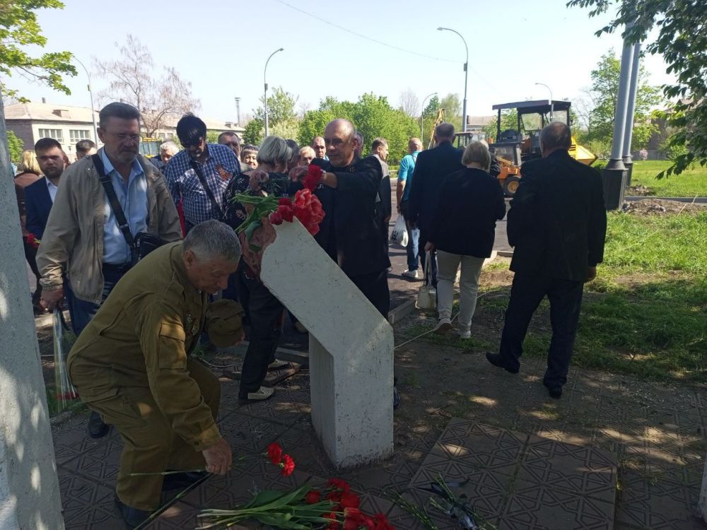 Состоялось возложение цветов к памятному знаку алчевцам-чернобыльцам Состоялось возложение цветов к памятному знаку алчевцам-чернобыльцам