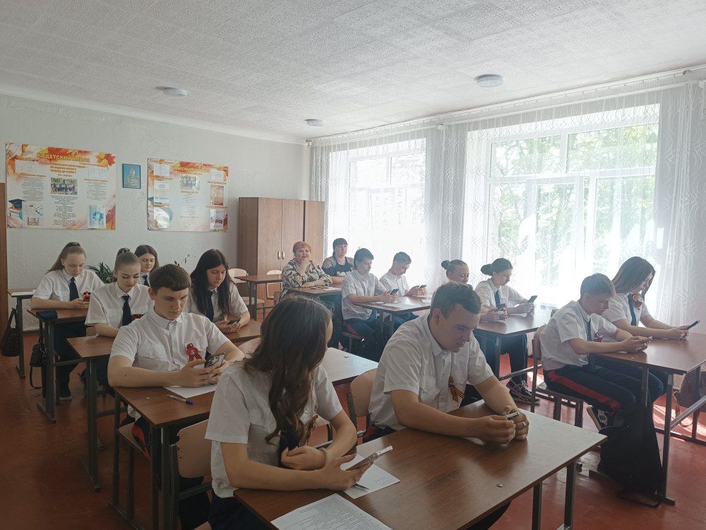 Воспитанники кадетских (казачьих) классов Ясеновской школы №2 им. Д.В. Лазутина присоединилась к международной исторической акции «Диктант Победы» на тему событий Великой Отечественной войны, направленном на сохранение... Воспитанники кадетских (казачьих) классов Ясеновской школы №2 им. Д.В. Лазутина присоединилась к международной исторической акции «Диктант Победы» на тему событий Великой Отечественной войны, направленном на сохранение...
