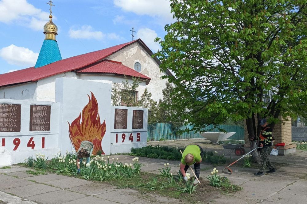 В пгт Комсомольский продолжаются работы по наведению санитарного порядка на подведомственной территории В пгт Комсомольский продолжаются работы по наведению санитарного порядка на подведомственной территории