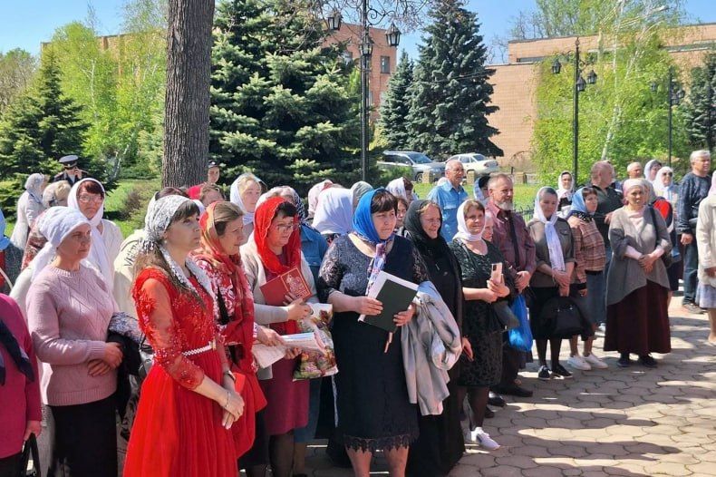 В Свердловске состоялся Крестный ход В Свердловске состоялся Крестный ход