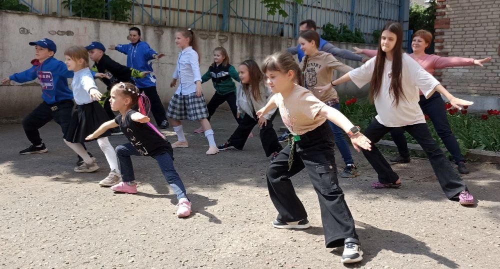 Мы к вам с зарядкой!!!. При поддержке отдела молодёжи и спорта, в рамках Всероссийского спортивного марафона «Сила России», совместно с представителями Лисичанского отделения Партии "Единая Россия" Лисичанская спортивная... Мы к вам с зарядкой!!!. При поддержке отдела молодёжи и спорта, в рамках Всероссийского спортивного марафона «Сила России», совместно с представителями Лисичанского отделения Партии "Единая Россия" Лисичанская спортивная...