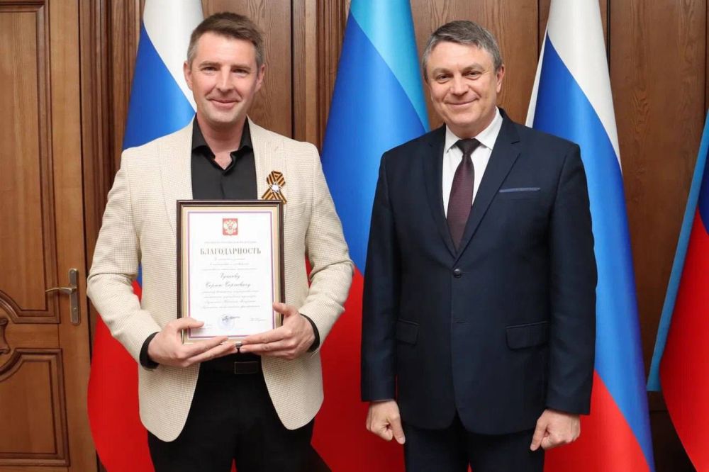 Глава ЛНР Леонид Пасечник вручил активным жителям региона почетные грамоты и благодарности Президента России Владимира Путина Глава ЛНР Леонид Пасечник вручил активным жителям региона почетные грамоты и благодарности Президента России Владимира Путина