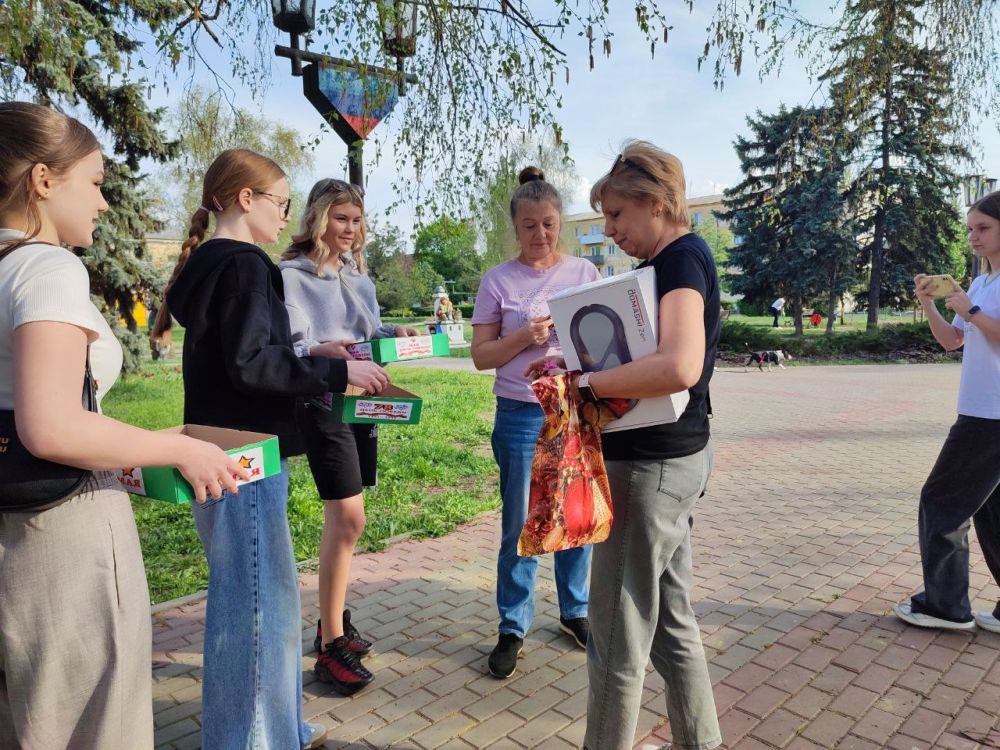 В преддверии Дня Победы активная кировская молодежь еще раз напомнила окружающим о нашей истории, о великом подвиге Советской армии и о главном символе этого праздника – Георгиевской ленте В преддверии Дня Победы активная кировская молодежь еще раз напомнила окружающим о нашей истории, о великом подвиге Советской армии и о главном символе этого праздника – Георгиевской ленте