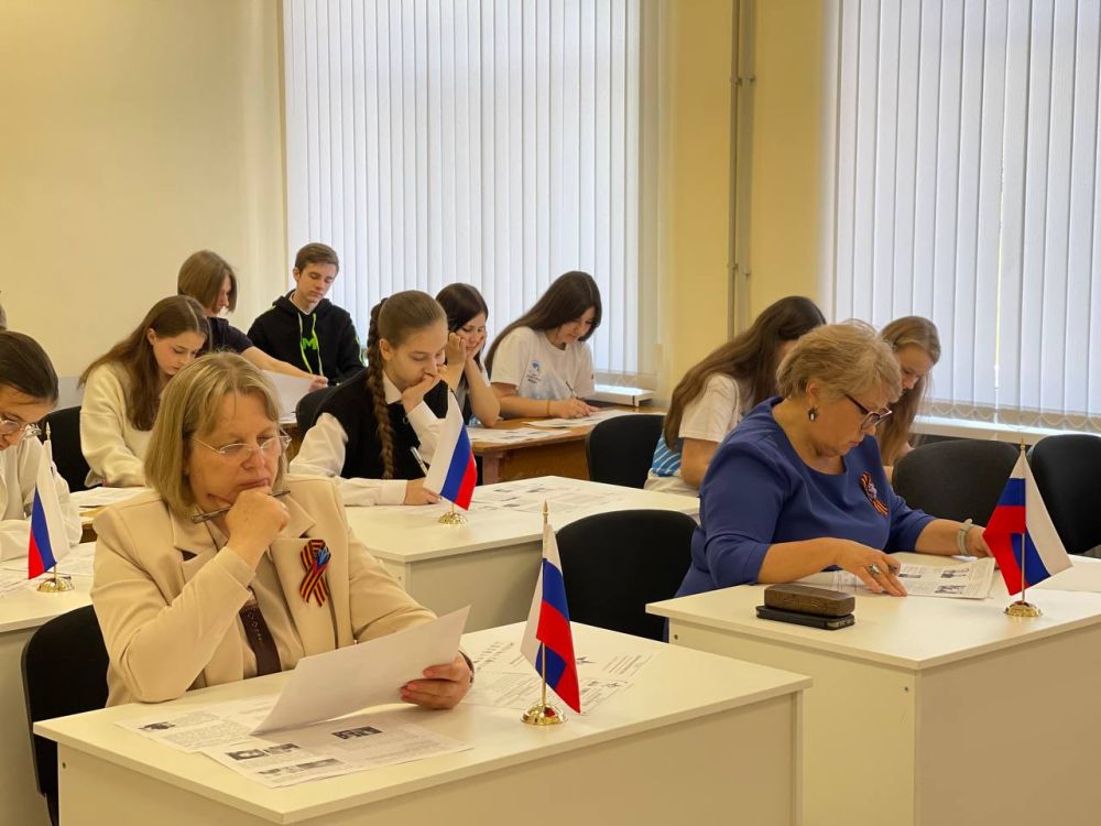 Знать, чтобы помнить! Жители Станично-Луганского округа приняли участие в самой масштабной исторической акции от «ЕДИНОЙ РОССИИ» - «Диктант Победы» Знать, чтобы помнить! Жители Станично-Луганского округа приняли участие в самой масштабной исторической акции от «ЕДИНОЙ РОССИИ» - «Диктант Победы»