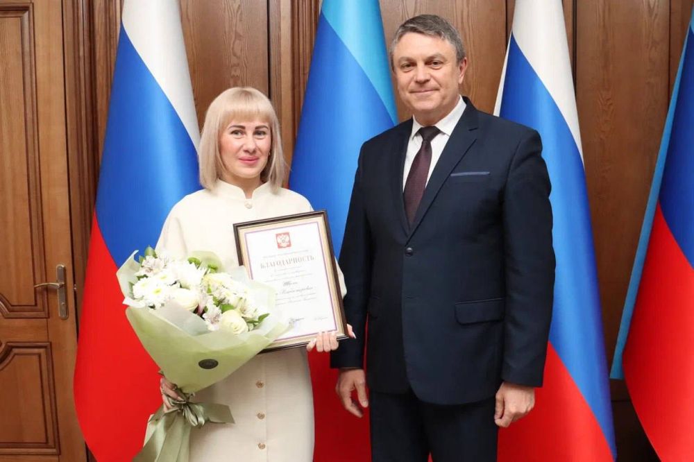 Глава ЛНР Леонид Пасечник вручил активным жителям региона почетные грамоты и благодарности Президента России Владимира Путина Глава ЛНР Леонид Пасечник вручил активным жителям региона почетные грамоты и благодарности Президента России Владимира Путина