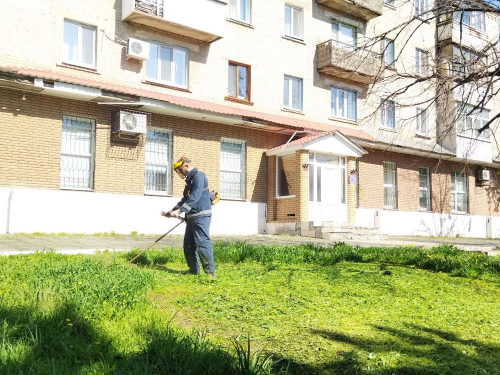 Сегодня в рамках проведения республиканской акции «Чистая Республика — 2025» работниками ООО «ТД «Ровеньковская нефтебаза» выполнены работы по покосу травы и самосевной поросли на прилегающей территории к офису предприятия... Сегодня в рамках проведения республиканской акции «Чистая Республика — 2025» работниками ООО «ТД «Ровеньковская нефтебаза» выполнены работы по покосу травы и самосевной поросли на прилегающей территории к офису предприятия...