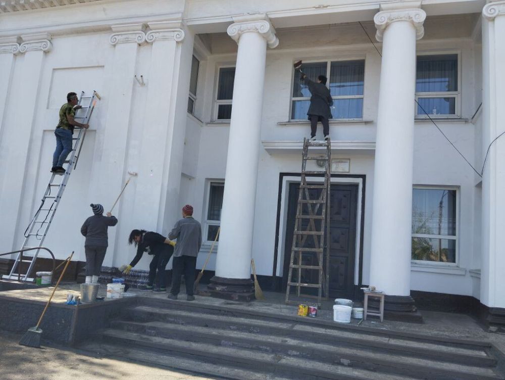 В рамках подготовки празднования 80-летия Великой Победы работники Дома культуры им. Шевченко мкр. Алмазный провели субботник по благоустройству и наведению порядка на прилегающей территории Дома культуры В рамках подготовки празднования 80-летия Великой Победы работники Дома культуры им. Шевченко мкр. Алмазный провели субботник по благоустройству и наведению порядка на прилегающей территории Дома культуры