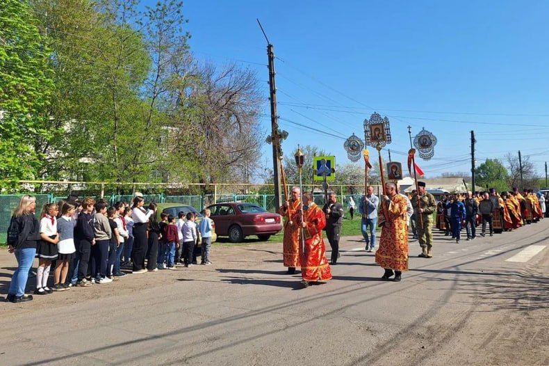 В Свердловске состоялся Крестный ход В Свердловске состоялся Крестный ход