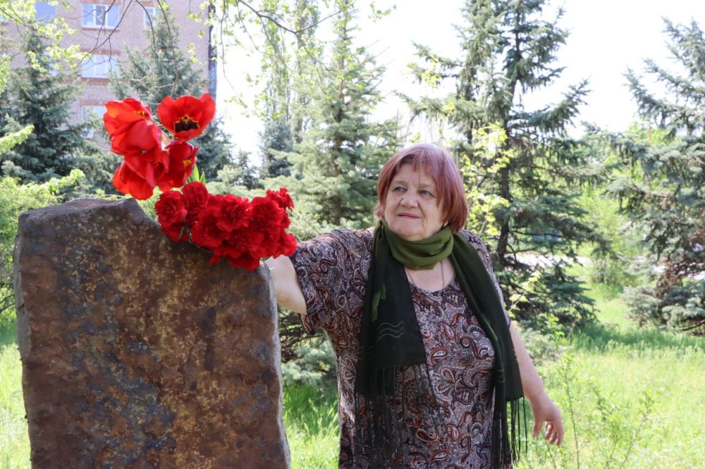 Евгений Бондарь: Накануне 39-й годовщины трагедии на Чернобыльской АЭС совместно с участниками ликвидации страшной аварии и их родственниками, а также неравнодушными жителями Лутугинщины возложили цветы к памятному знаку... Евгений Бондарь: Накануне 39-й годовщины трагедии на Чернобыльской АЭС совместно с участниками ликвидации страшной аварии и их родственниками, а также неравнодушными жителями Лутугинщины возложили цветы к памятному знаку...