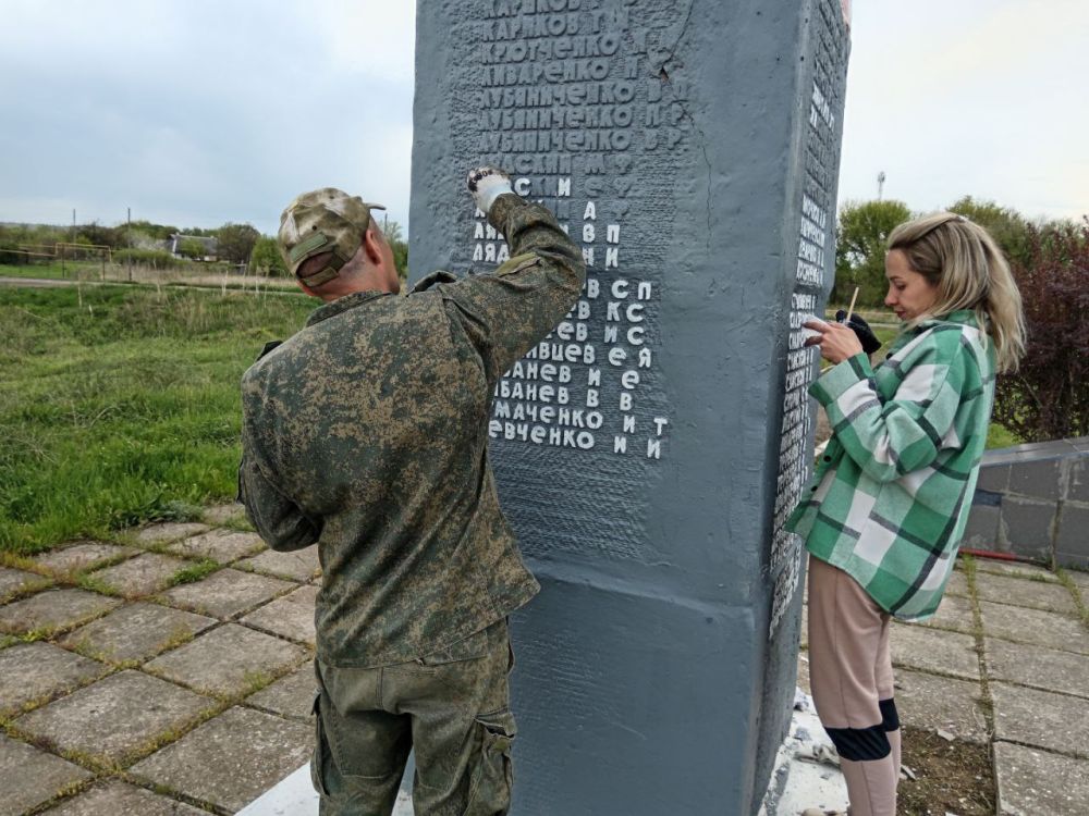 В селе Красное привели в порядок памятник «Скорбящая мать» В селе Красное привели в порядок памятник «Скорбящая мать»