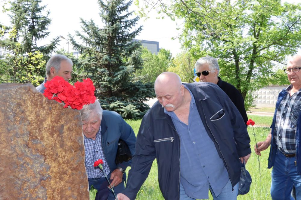 Евгений Бондарь: Накануне 39-й годовщины трагедии на Чернобыльской АЭС совместно с участниками ликвидации страшной аварии и их родственниками, а также неравнодушными жителями Лутугинщины возложили цветы к памятному знаку... Евгений Бондарь: Накануне 39-й годовщины трагедии на Чернобыльской АЭС совместно с участниками ликвидации страшной аварии и их родственниками, а также неравнодушными жителями Лутугинщины возложили цветы к памятному знаку...