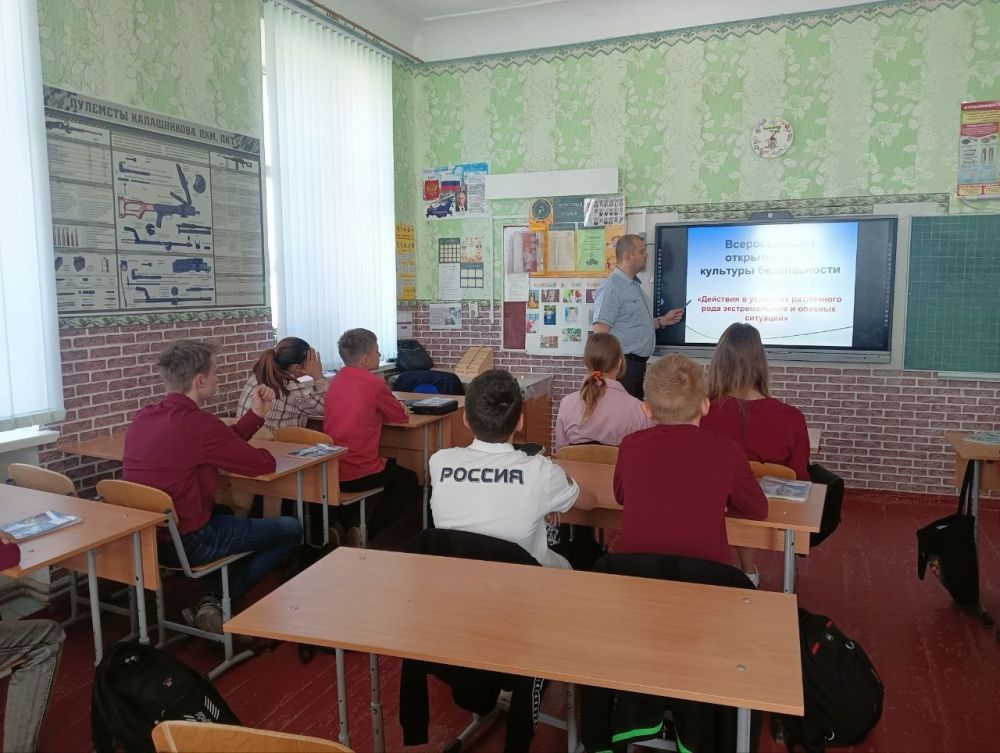 В Брянковской специализированной школе №1 учитель ОБЗР (основы безопасности и защиты Родины) Руслан Пастухов провёл Всероссийский открытый урок культуры безопасности, в рамках Года защитника Отечества и в преддверии... В Брянковской специализированной школе №1 учитель ОБЗР (основы безопасности и защиты Родины) Руслан Пастухов провёл Всероссийский открытый урок культуры безопасности, в рамках Года защитника Отечества и в преддверии...