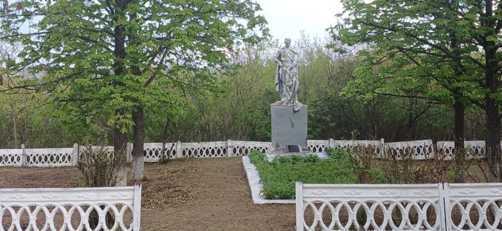 Сергей Козенко: В пгт Изварино сотрудники отдела по жизнеобеспечению и неравнодушные жители поселка провели субботник по благоустройству Братской могилы советских воинов Сергей Козенко: В пгт Изварино сотрудники отдела по жизнеобеспечению и неравнодушные жители поселка провели субботник по благоустройству Братской могилы советских воинов