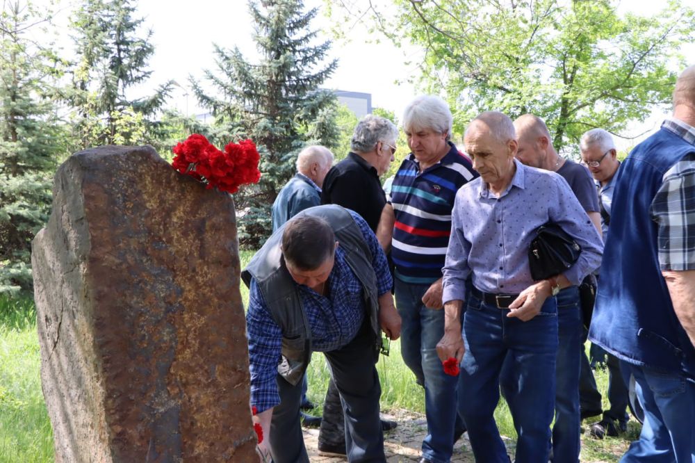 Евгений Бондарь: Накануне 39-й годовщины трагедии на Чернобыльской АЭС совместно с участниками ликвидации страшной аварии и их родственниками, а также неравнодушными жителями Лутугинщины возложили цветы к памятному знаку... Евгений Бондарь: Накануне 39-й годовщины трагедии на Чернобыльской АЭС совместно с участниками ликвидации страшной аварии и их родственниками, а также неравнодушными жителями Лутугинщины возложили цветы к памятному знаку...