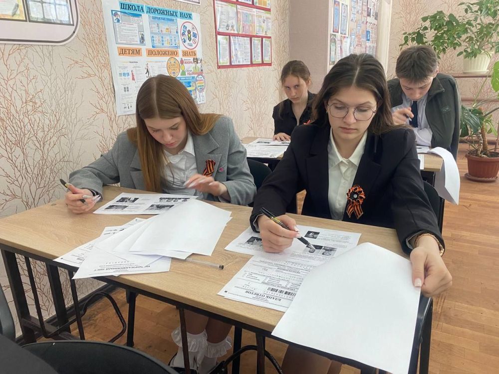 Алёна Лумеровская: ЗНАТЬ, ЧТОБЫ ПОМНИТЬ!. Сегодня с ребятами из Роскошнянского УВК стали частью масштабной акции «Диктант Победы» инициированный Всероссийской политической партией "Единая Россия" Алёна Лумеровская: ЗНАТЬ, ЧТОБЫ ПОМНИТЬ!. Сегодня с ребятами из Роскошнянского УВК стали частью масштабной акции «Диктант Победы» инициированный Всероссийской политической партией "Единая Россия"