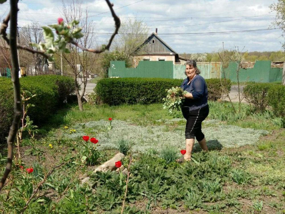 В селе Ребриково специалисты отдела по делам территорий совместно с работниками почты навели порядок на прилегающей к административному зданию территории, побелили деревья, убрали сухую листву и сухостой, высадили цветы В селе Ребриково специалисты отдела по делам территорий совместно с работниками почты навели порядок на прилегающей к административному зданию территории, побелили деревья, убрали сухую листву и сухостой, высадили цветы