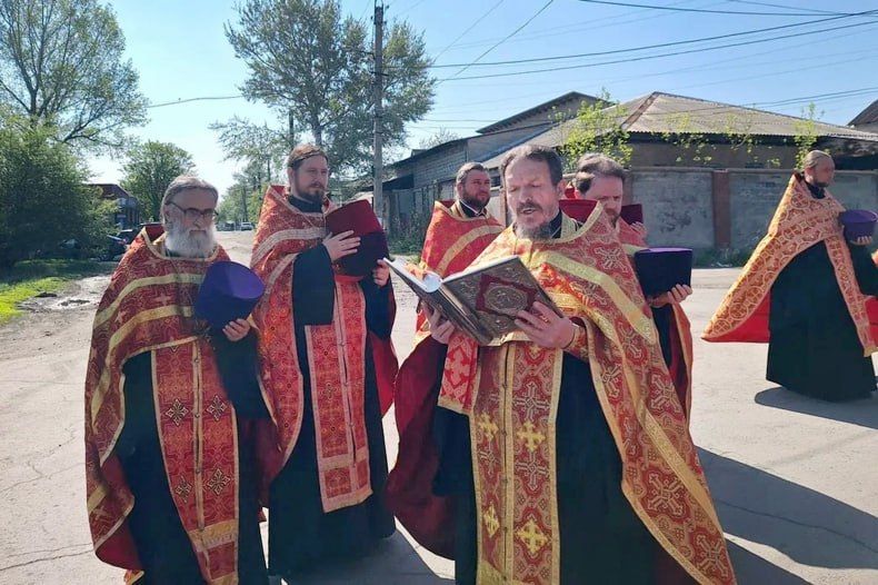 В Свердловске состоялся Крестный ход В Свердловске состоялся Крестный ход