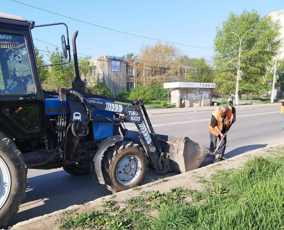 Коммунальные службы проводят работы на территории города Коммунальные службы проводят работы на территории города
