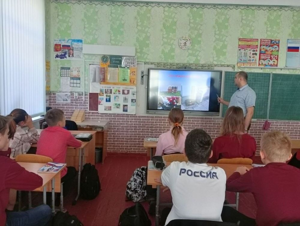 В Брянковской специализированной школе №1 учитель ОБЗР (основы безопасности и защиты Родины) Руслан Пастухов провёл Всероссийский открытый урок культуры безопасности, в рамках Года защитника Отечества и в преддверии... В Брянковской специализированной школе №1 учитель ОБЗР (основы безопасности и защиты Родины) Руслан Пастухов провёл Всероссийский открытый урок культуры безопасности, в рамках Года защитника Отечества и в преддверии...