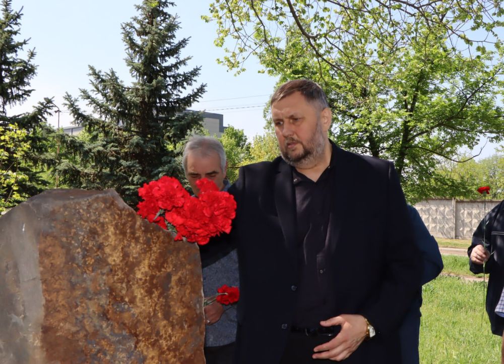 Евгений Бондарь: Накануне 39-й годовщины трагедии на Чернобыльской АЭС совместно с участниками ликвидации страшной аварии и их родственниками, а также неравнодушными жителями Лутугинщины возложили цветы к памятному знаку... Евгений Бондарь: Накануне 39-й годовщины трагедии на Чернобыльской АЭС совместно с участниками ликвидации страшной аварии и их родственниками, а также неравнодушными жителями Лутугинщины возложили цветы к памятному знаку...