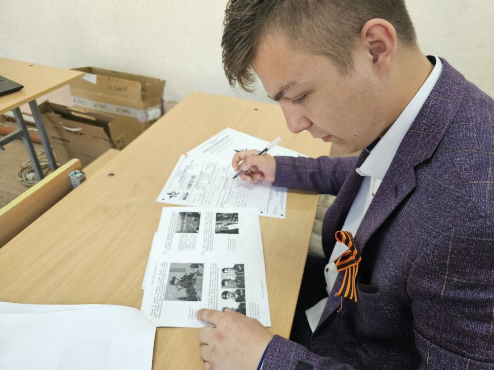 На площадке «Диктанта Победы» в Славяносербской школе участниками тестирования стали представители сразу трех поколений одной семьи – участник спецоперации Руслан Вишняков, его мама – учитель истории Севиль Велиевна и сын... На площадке «Диктанта Победы» в Славяносербской школе участниками тестирования стали представители сразу трех поколений одной семьи – участник спецоперации Руслан Вишняков, его мама – учитель истории Севиль Велиевна и сын...