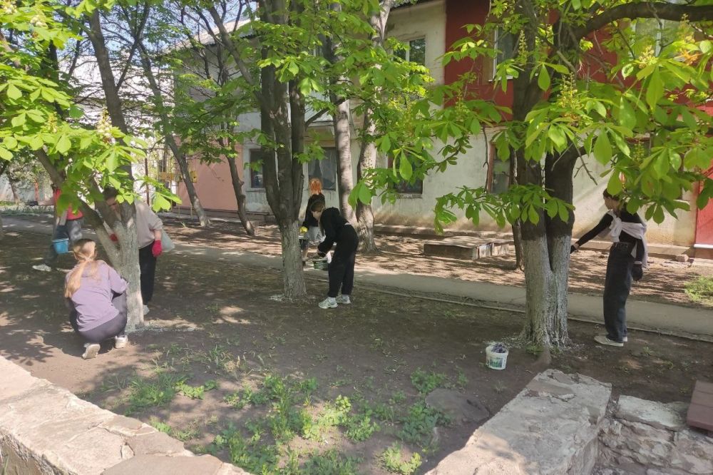 В пгт Комсомольский прошел Всероссийский субботник В пгт Комсомольский прошел Всероссийский субботник
