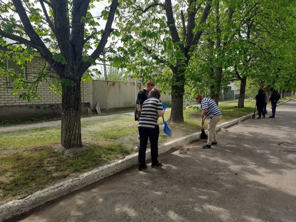 Сегодня все трудовые коллективы приняли участие в субботнике и коллектив филиала Республиканского центра социальной защиты населения не стал исключением! Сегодня все трудовые коллективы приняли участие в субботнике и коллектив филиала Республиканского центра социальной защиты населения не стал исключением!