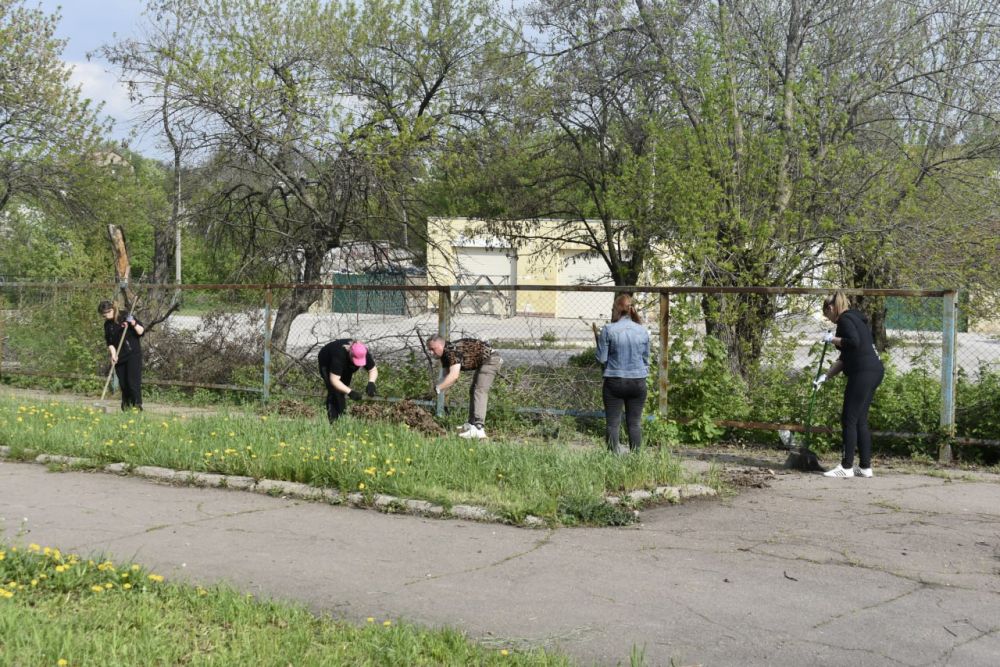 Муниципальные служащие и депутаты Перевальского округа вышли на Всероссийский субботник Муниципальные служащие и депутаты Перевальского округа вышли на Всероссийский субботник