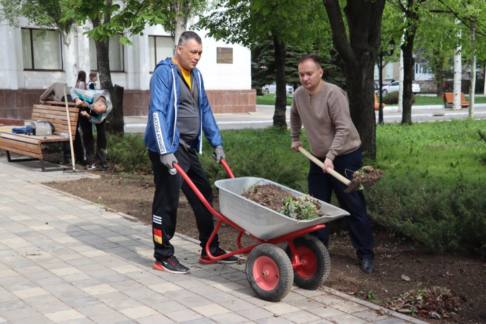 На площади 50-летия образования СССР чистоту наводили работники Администрации городского округа и активисты местного отделения ВПП «Единая Россия» На площади 50-летия образования СССР чистоту наводили работники Администрации городского округа и активисты местного отделения ВПП «Единая Россия»