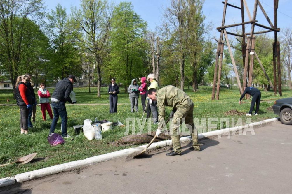 Субботник по-федеральному в Свердловске: и порядок навести, и за комфорт проголосовать Субботник по-федеральному в Свердловске: и порядок навести, и за комфорт проголосовать