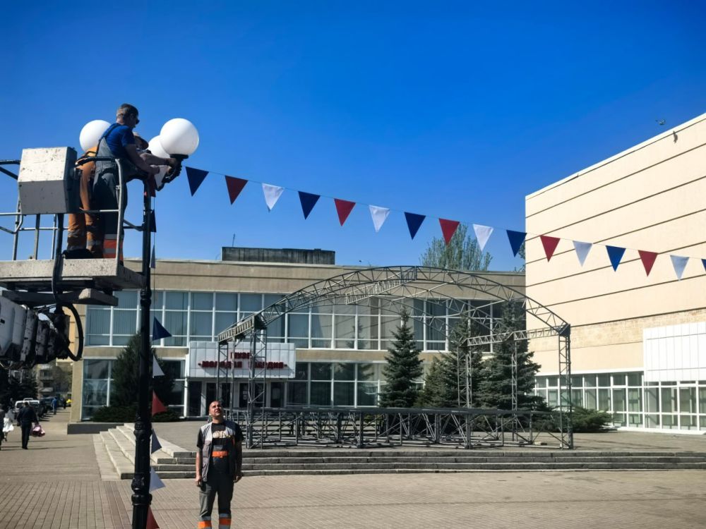 Сергей Козенко: В рамках подготовки к майским праздникам и главному из них — 80-летию Великой Победы — мы продолжаем активную работу по благоустройству и украшению нашего округа Сергей Козенко: В рамках подготовки к майским праздникам и главному из них — 80-летию Великой Победы — мы продолжаем активную работу по благоустройству и украшению нашего округа