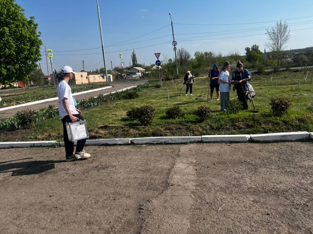 Сотрудники отдела по жизнеобеспечению пгт Новосветловка, с. Белоскелеватое, с. Пархоменко, п. Хящеватое, члены ПП "Едина Россия" приняли участие во Всероссийском субботнике в рамках федерального проекта «Формирование... Сотрудники отдела по жизнеобеспечению пгт Новосветловка, с. Белоскелеватое, с. Пархоменко, п. Хящеватое, члены ПП "Едина Россия" приняли участие во Всероссийском субботнике в рамках федерального проекта «Формирование...