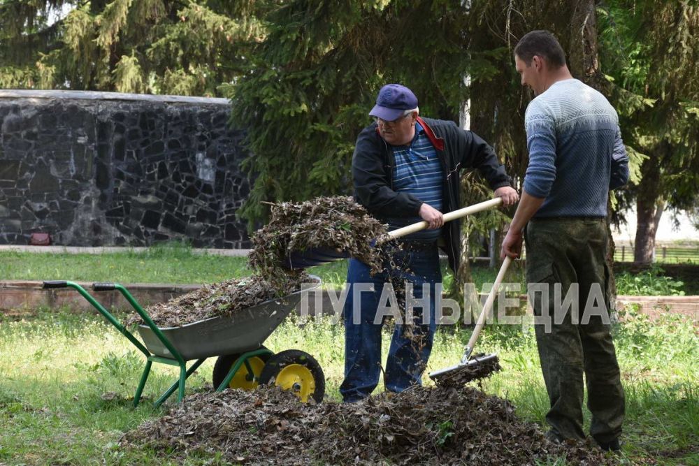 В Новопскове в рамках реализации федерального проекта «Формирование комфортной городской среды» национального проекта «Инфраструктура для жизни» прошел Всероссийский субботник В Новопскове в рамках реализации федерального проекта «Формирование комфортной городской среды» национального проекта «Инфраструктура для жизни» прошел Всероссийский субботник