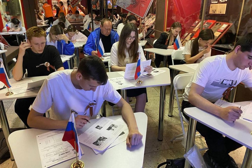 Свердловский краеведческий музей уже третий год является площадкой для проведения Всероссийской патриотической акции «Диктант Победы» Свердловский краеведческий музей уже третий год является площадкой для проведения Всероссийской патриотической акции «Диктант Победы»