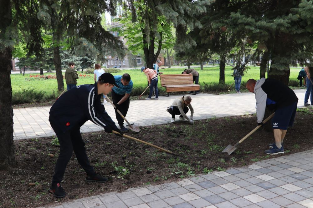 На площади 50-летия образования СССР чистоту наводили работники Администрации городского округа и активисты местного отделения ВПП «Единая Россия» На площади 50-летия образования СССР чистоту наводили работники Администрации городского округа и активисты местного отделения ВПП «Единая Россия»
