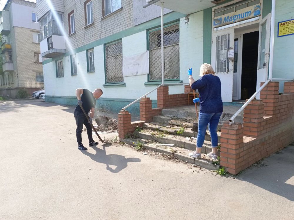 Сегодня депутаты Совета совместно с жителями города Лисичанска присоединились к Всероссийскому субботнику Сегодня депутаты Совета совместно с жителями города Лисичанска присоединились к Всероссийскому субботнику
