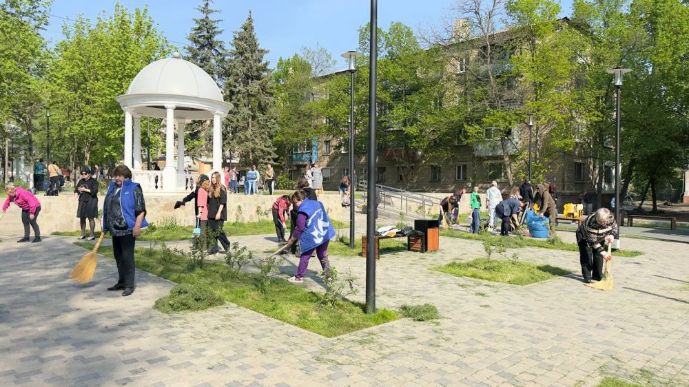 «Городская среда»: Антрацитовские единороссы вместе со школьниками благоустроили сквер им. Т. Шевченко «Городская среда»: Антрацитовские единороссы вместе со школьниками благоустроили сквер им. Т. Шевченко