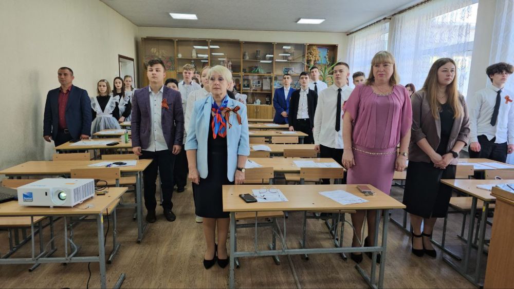 На площадке «Диктанта Победы» в Славяносербской школе участниками тестирования стали представители сразу трех поколений одной семьи – участник спецоперации Руслан Вишняков, его мама – учитель истории Севиль Велиевна и сын... На площадке «Диктанта Победы» в Славяносербской школе участниками тестирования стали представители сразу трех поколений одной семьи – участник спецоперации Руслан Вишняков, его мама – учитель истории Севиль Велиевна и сын...