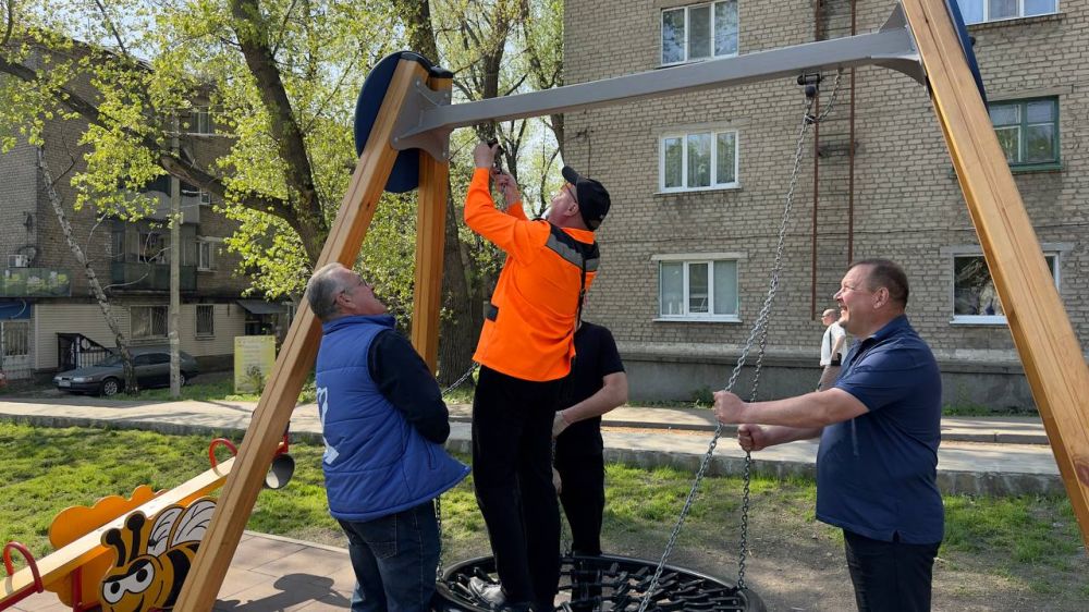 «Городская среда»: Антрацитовские единороссы вместе со школьниками благоустроили сквер им. Т. Шевченко «Городская среда»: Антрацитовские единороссы вместе со школьниками благоустроили сквер им. Т. Шевченко