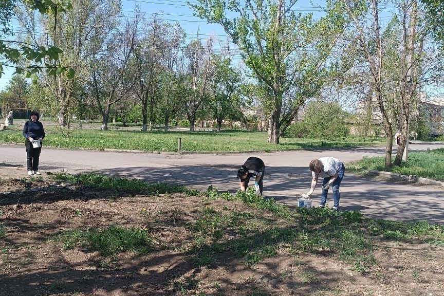 В пгт Комсомольский прошел Всероссийский субботник В пгт Комсомольский прошел Всероссийский субботник