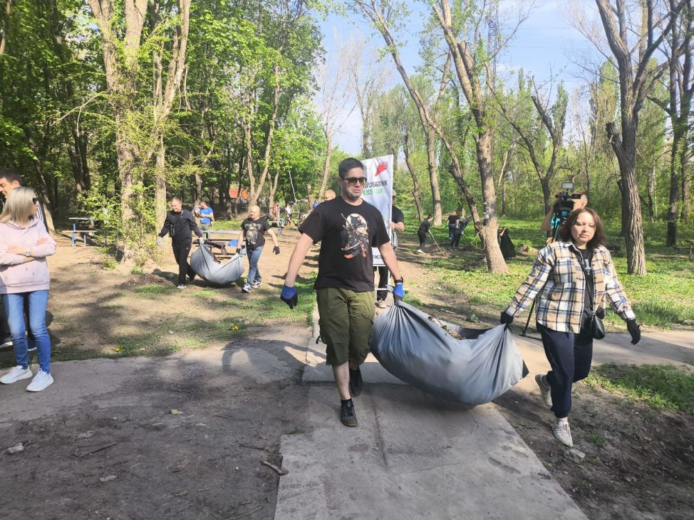 В рамках Всероссийского субботника в Луганске привели в порядок сквер имени Алексеева В рамках Всероссийского субботника в Луганске привели в порядок сквер имени Алексеева