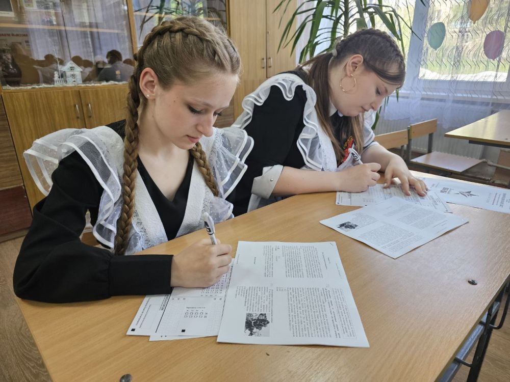 На площадке «Диктанта Победы» в Славяносербской школе участие в написании теста приняла Председатель Совета муниципального округа, заместитель секретаря местного отделения «Единой России» Антонина Гречишкина На площадке «Диктанта Победы» в Славяносербской школе участие в написании теста приняла Председатель Совета муниципального округа, заместитель секретаря местного отделения «Единой России» Антонина Гречишкина