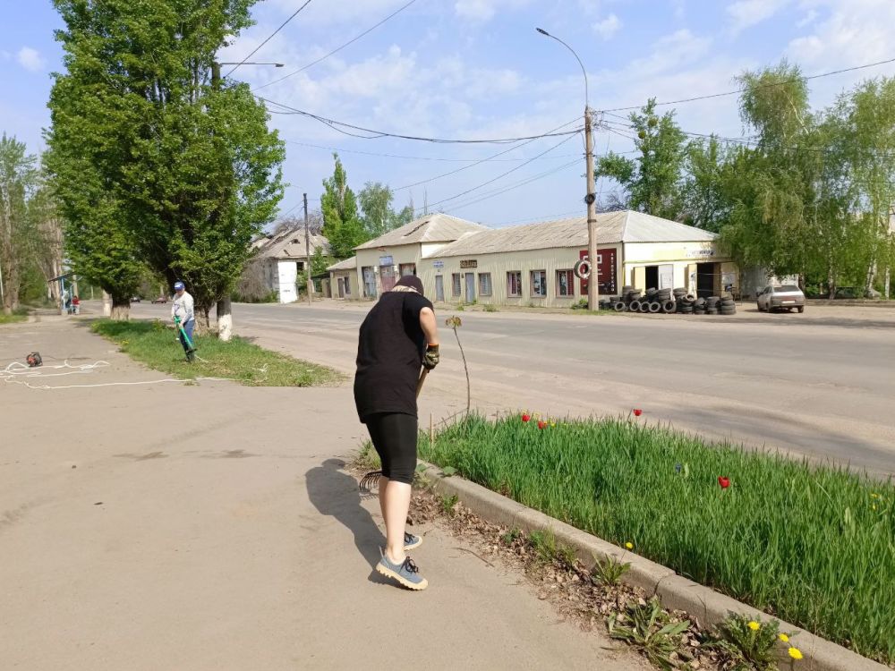 Сегодня депутаты Совета совместно с жителями города Лисичанска присоединились к Всероссийскому субботнику Сегодня депутаты Совета совместно с жителями города Лисичанска присоединились к Всероссийскому субботнику