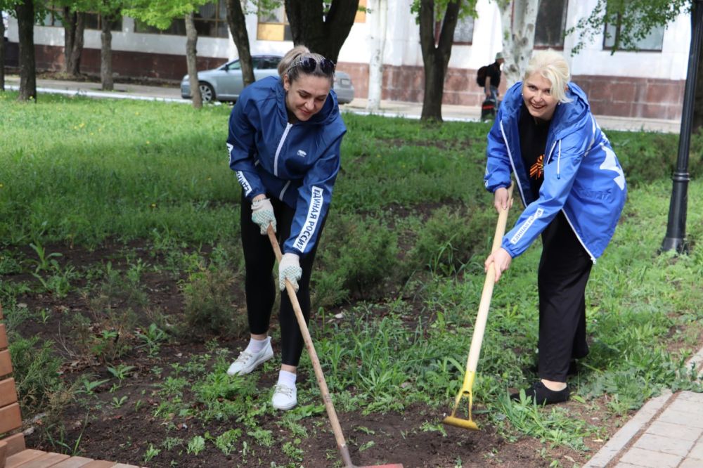 На площади 50-летия образования СССР чистоту наводили работники Администрации городского округа и активисты местного отделения ВПП «Единая Россия» На площади 50-летия образования СССР чистоту наводили работники Администрации городского округа и активисты местного отделения ВПП «Единая Россия»