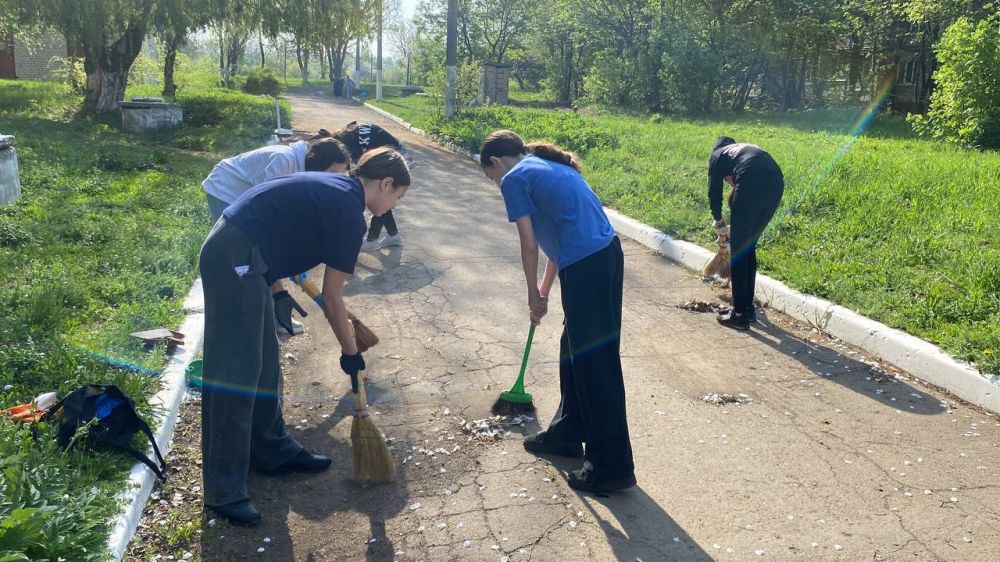 Антрацитовский муниципальный округ присоединился к Всероссийскому субботнику, который иниицирован Минстроем Российской Федерации в поддержку Всероссийского онлайн-голосования за объекты благоустройства Антрацитовский муниципальный округ присоединился к Всероссийскому субботнику, который иниицирован Минстроем Российской Федерации в поддержку Всероссийского онлайн-голосования за объекты благоустройства