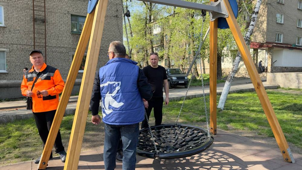 «Городская среда»: Антрацитовские единороссы вместе со школьниками благоустроили сквер им. Т. Шевченко «Городская среда»: Антрацитовские единороссы вместе со школьниками благоустроили сквер им. Т. Шевченко