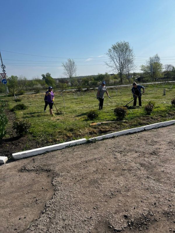 Сотрудники отдела по жизнеобеспечению пгт Новосветловка, с. Белоскелеватое, с. Пархоменко, п. Хящеватое, члены ПП "Едина Россия" приняли участие во Всероссийском субботнике в рамках федерального проекта «Формирование... Сотрудники отдела по жизнеобеспечению пгт Новосветловка, с. Белоскелеватое, с. Пархоменко, п. Хящеватое, члены ПП "Едина Россия" приняли участие во Всероссийском субботнике в рамках федерального проекта «Формирование...