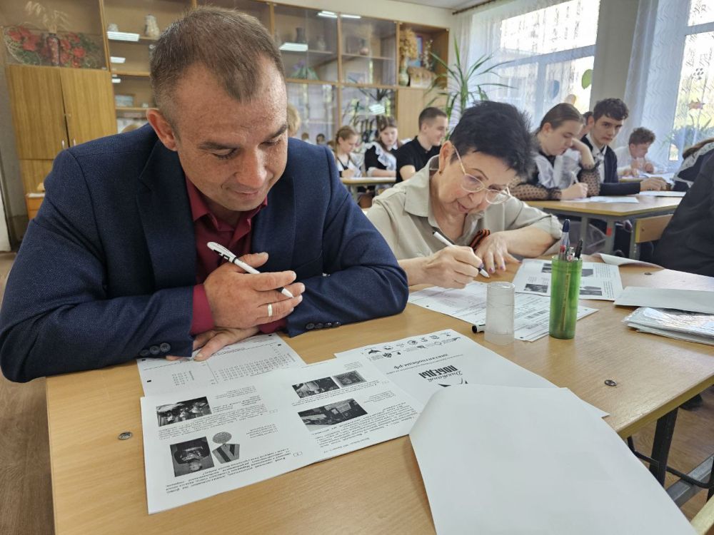 На площадке «Диктанта Победы» в Славяносербской школе участниками тестирования стали представители сразу трех поколений одной семьи – участник спецоперации Руслан Вишняков, его мама – учитель истории Севиль Велиевна и сын... На площадке «Диктанта Победы» в Славяносербской школе участниками тестирования стали представители сразу трех поколений одной семьи – участник спецоперации Руслан Вишняков, его мама – учитель истории Севиль Велиевна и сын...
